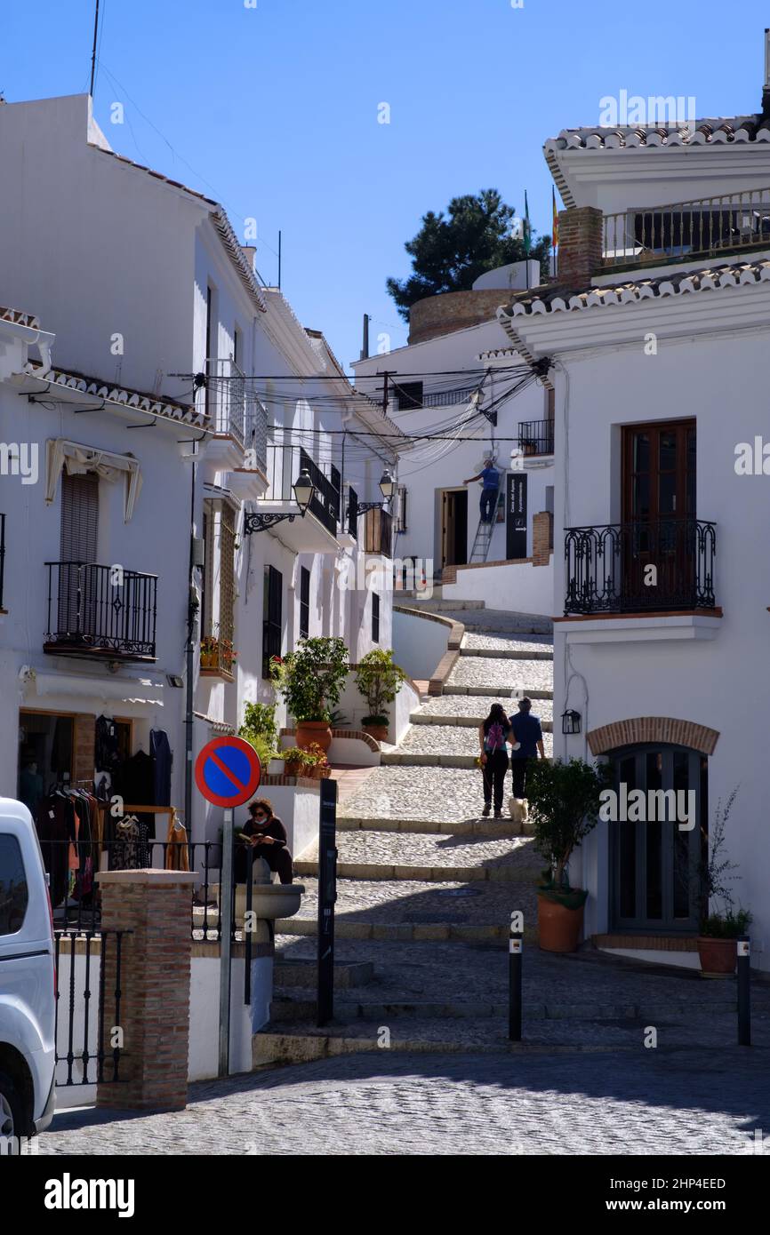 Scene di strada nel villaggio bianco di Frigiliana, Nerja, Malaga, Spagna Foto Stock