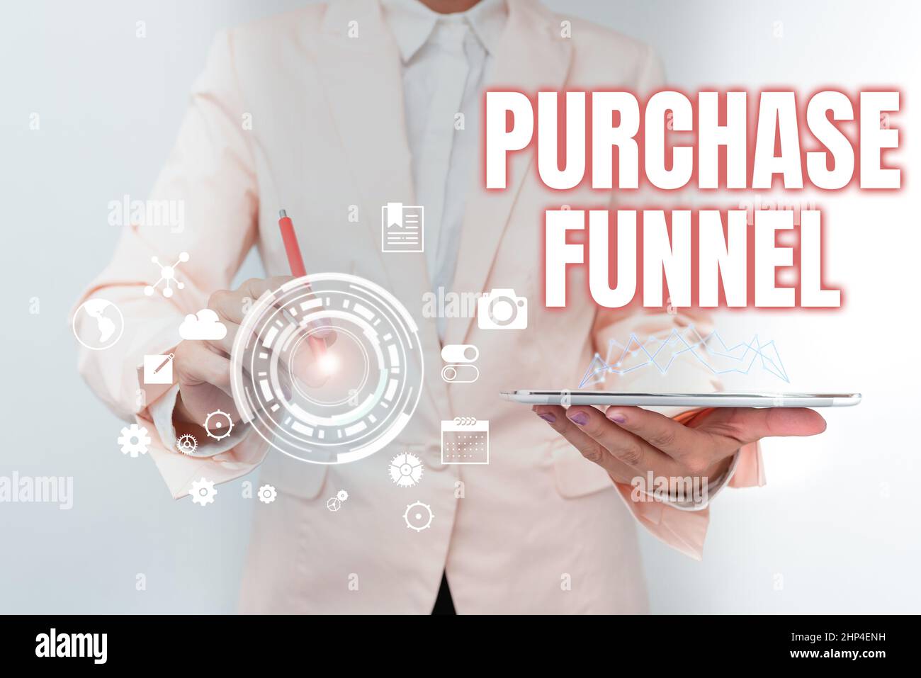 Firma di scrittura a mano imbuto di acquisto, modello di consumatore di concetto di affari che illustra il viaggio del cliente Donna di affari che tocca i dati digitali su Holograp Foto Stock
