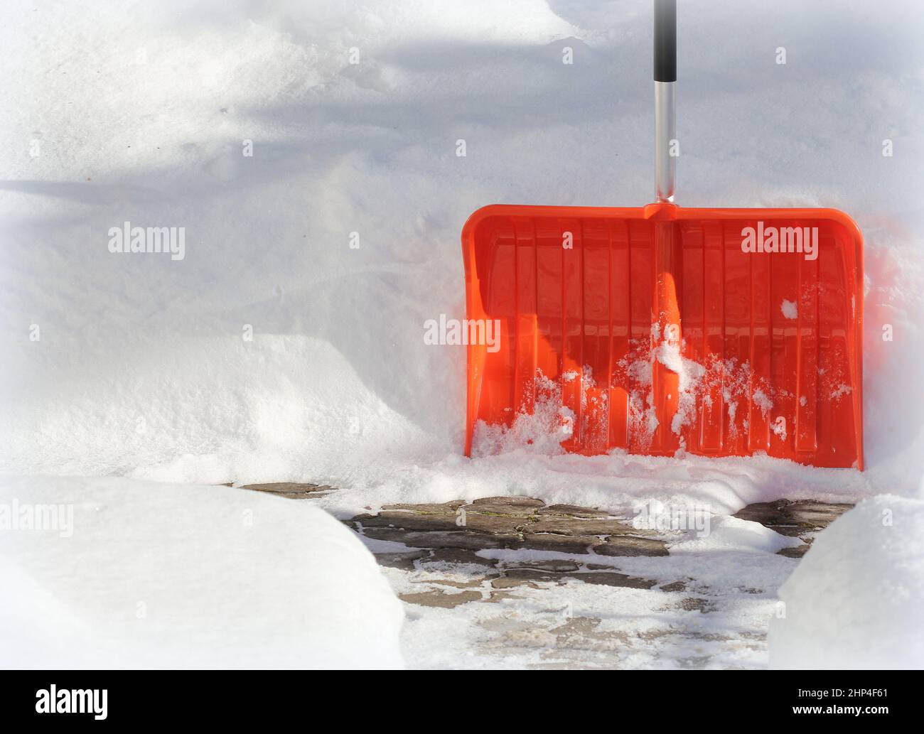 Concetto di pulizia della neve. Pala rossa, arancione e neve durante la tempesta di neve. Servizio città pulizia neve inverno con pala dopo cantiere nevoso . Foto Stock