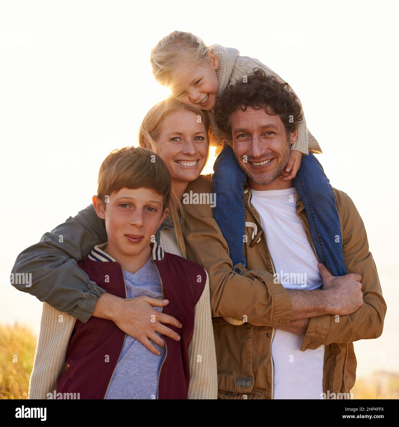 Tieni vicini i tuoi cari. Ritratto di una famiglia felice in una passeggiata mattutina insieme. Foto Stock