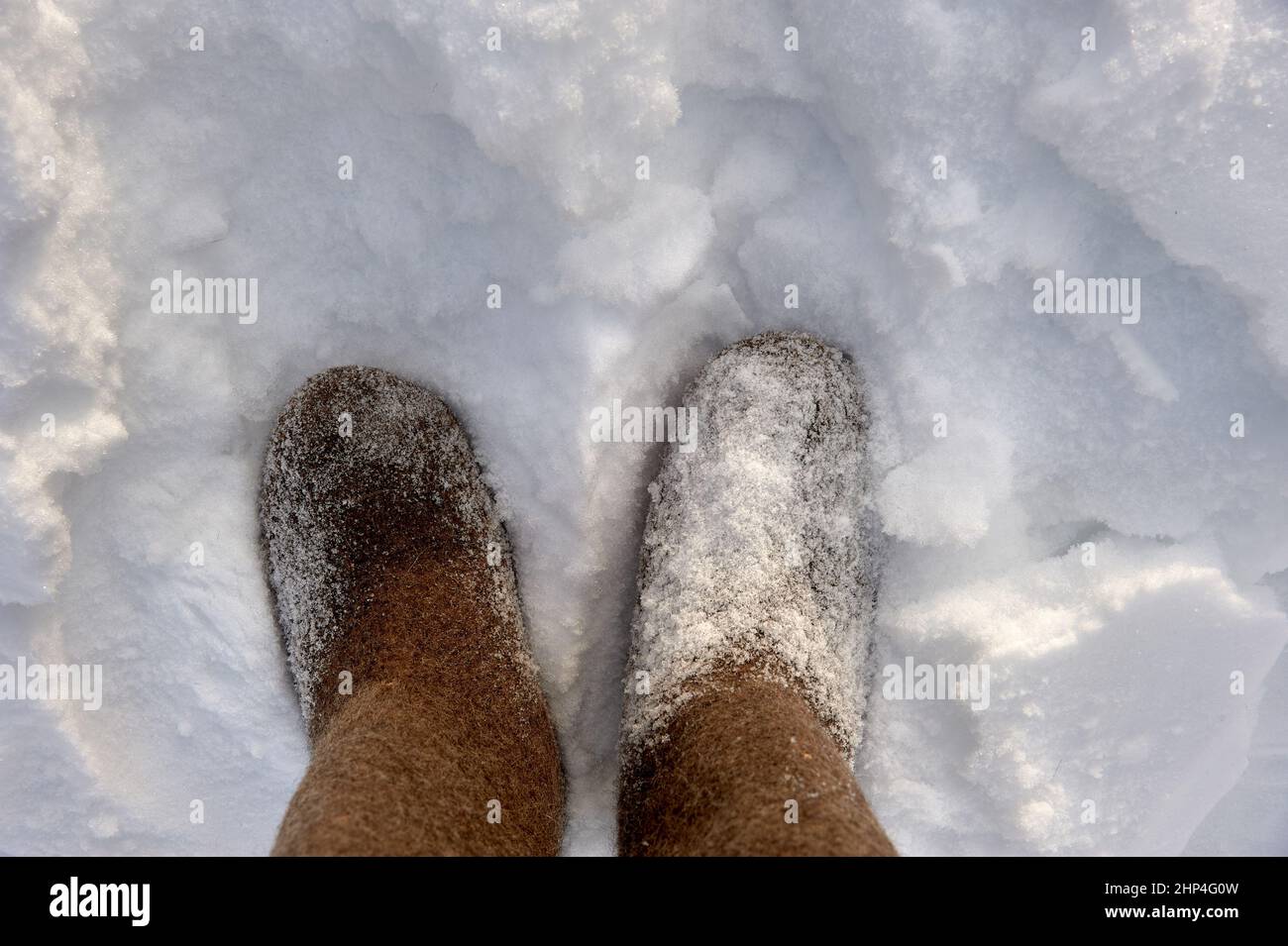 Stivali russi nella neve in una fredda giornata invernale. Foto di alta qualità Foto Stock
