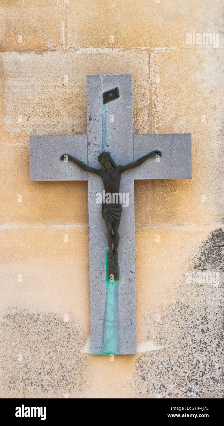 Lapide con crocifisso su un cimitero in Francia. Foto Stock