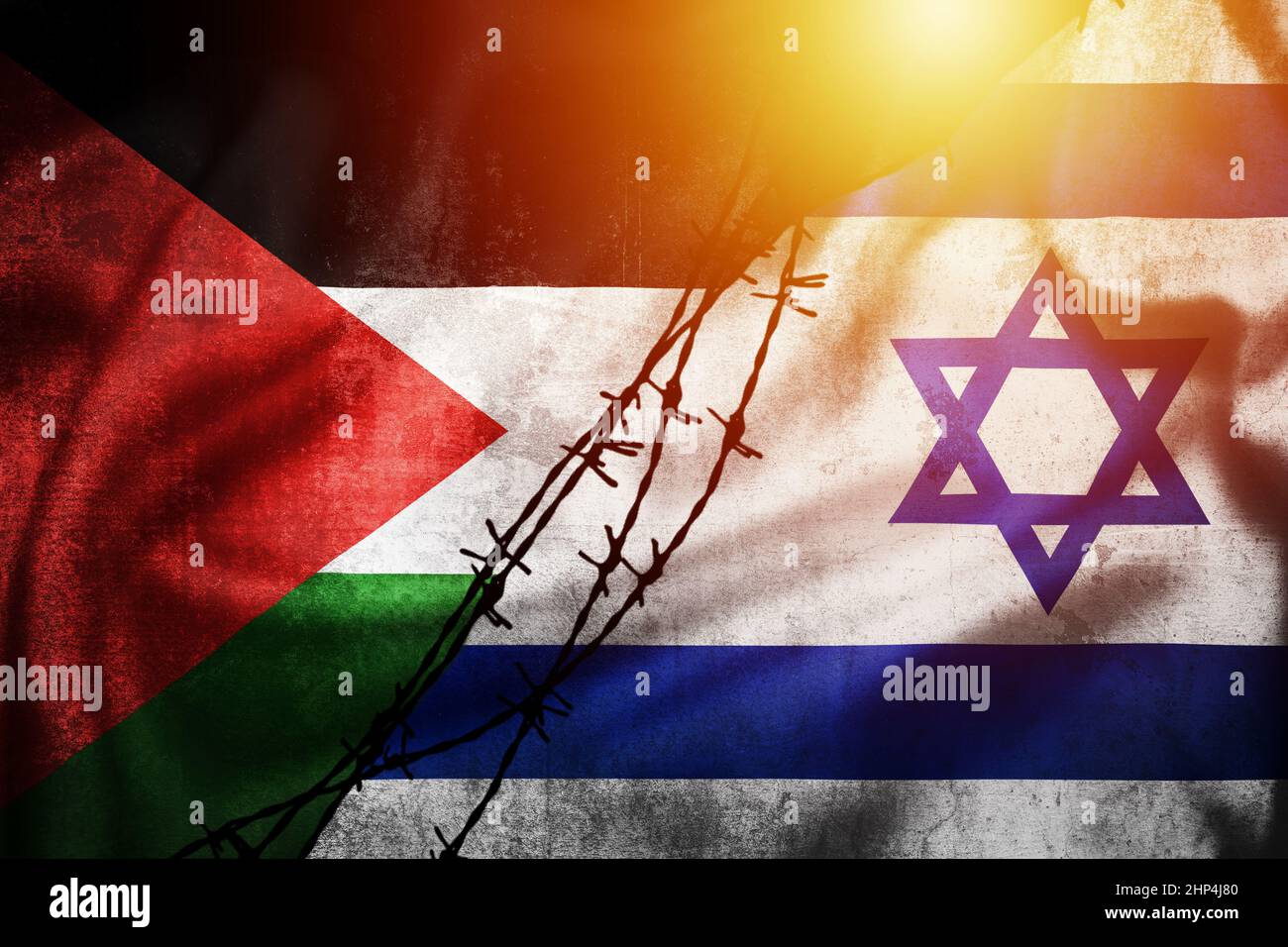 Bandiere grunge della Palestina e di Israele divise da barb filo sole haze illustrazione, concetto di relazioni tese tra Palestina e Israele Foto Stock