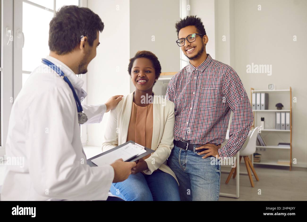 Maschio medico comfort etnia coppia pazienti Foto Stock