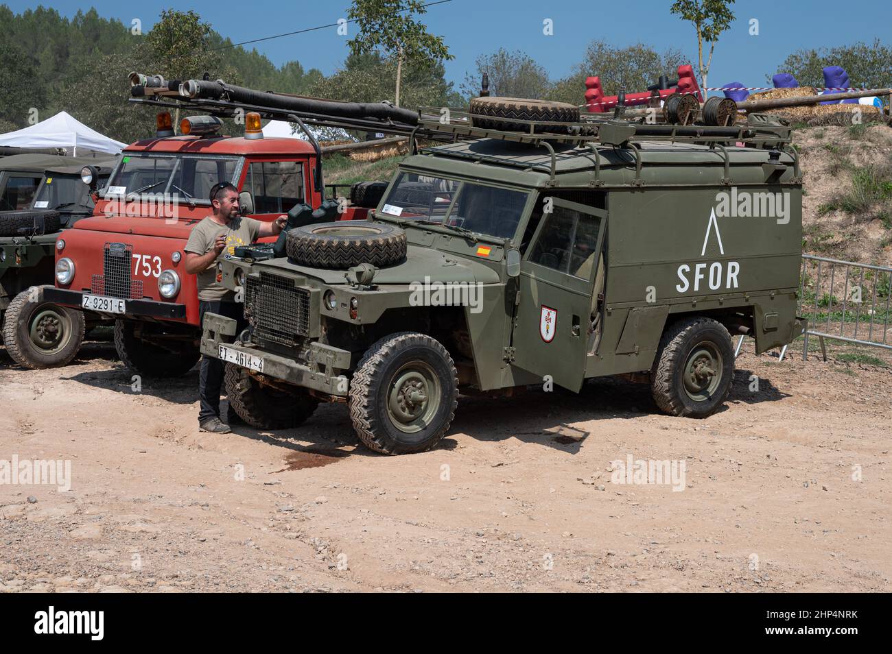 Una visione di Land Rover Santana Ligero dell'esercito militare SFOR in una giornata di sole a Suria, in Spagna Foto Stock