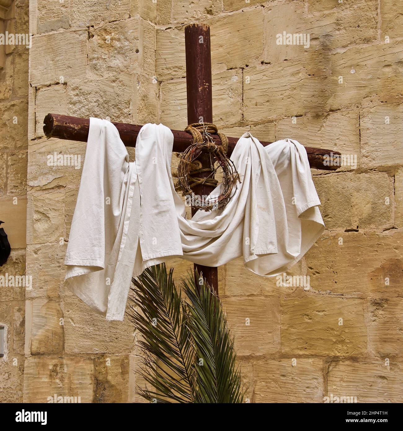 Croce cristiana religiosa con simboli di crocifissione durante la celebrazione pasquale all'esterno di una chiesa cattolica a Malta. Foto Stock