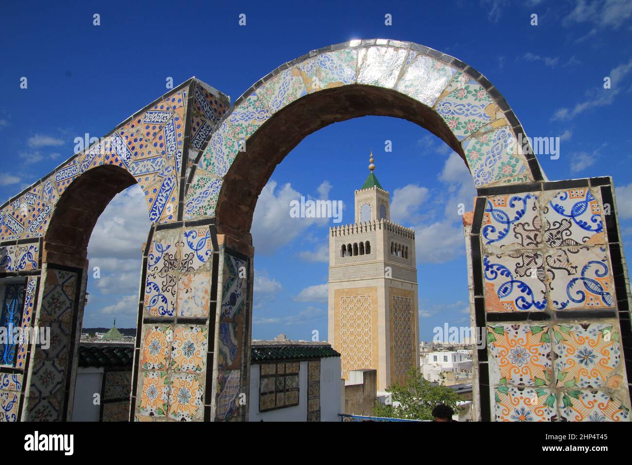Tunisi, Tunisia. 23rd Mar 2021. Vista della Moschea EZ-Zitouna nella medina di Tunisi. Credit: Cindy Riechau/dpa/Alamy Live News Foto Stock