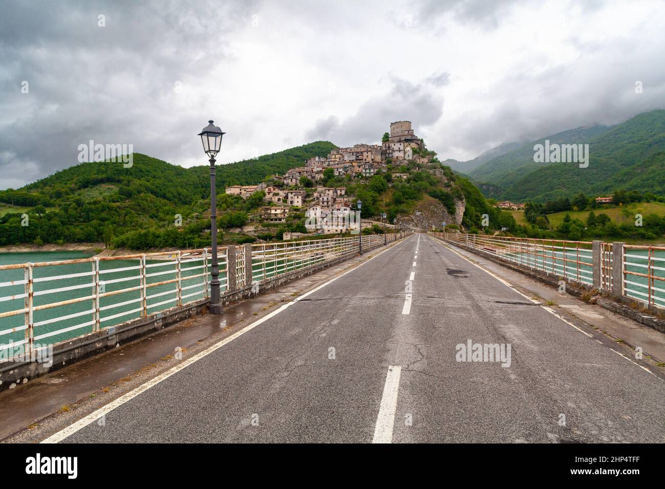 Piccolo paese Castel di Tora sul Lago di Turano in una giornata nuvolosa Foto Stock