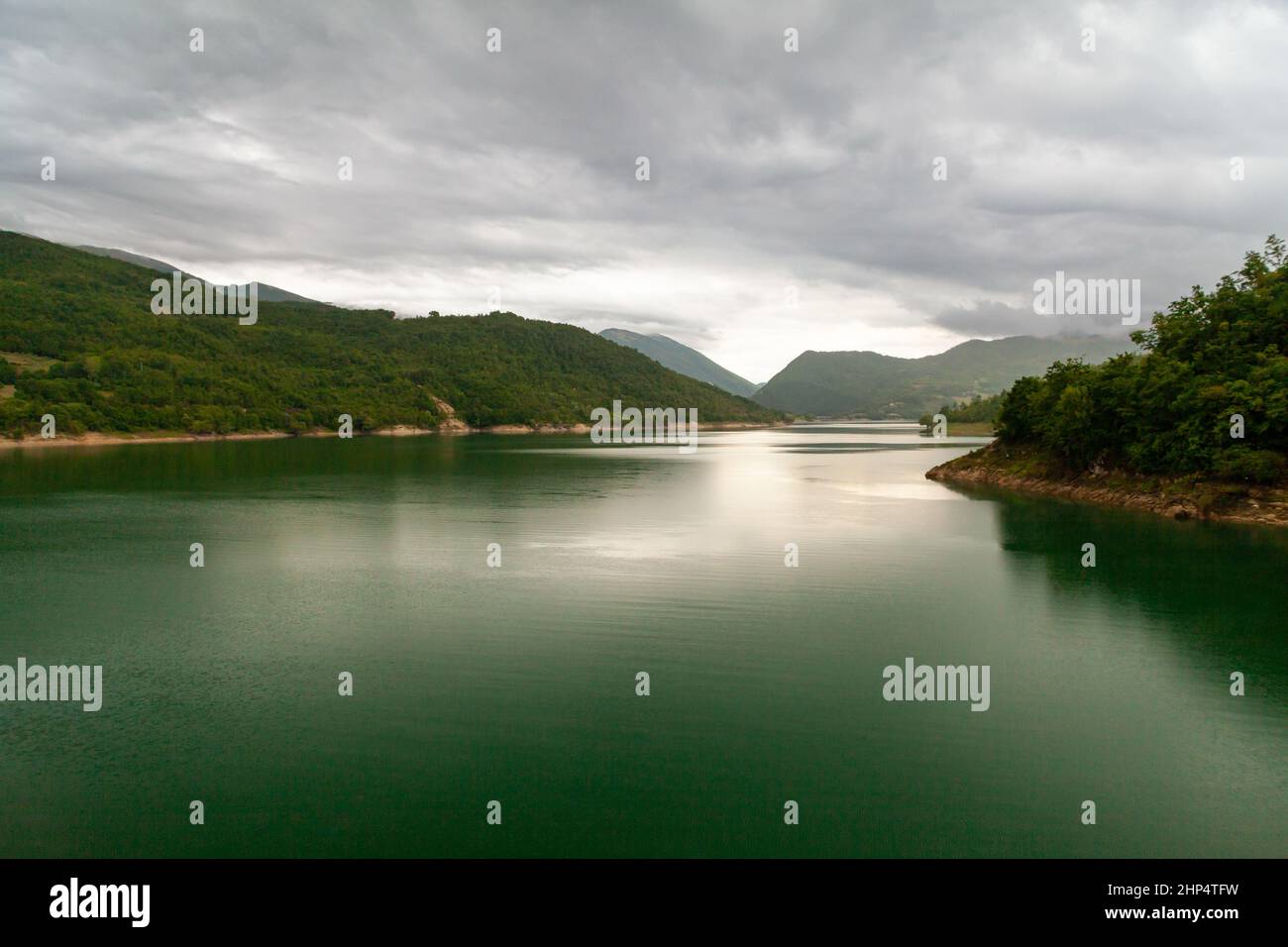 Paesaggio del lago di Turano, Lazio, in una giornata nuvolosa Foto Stock