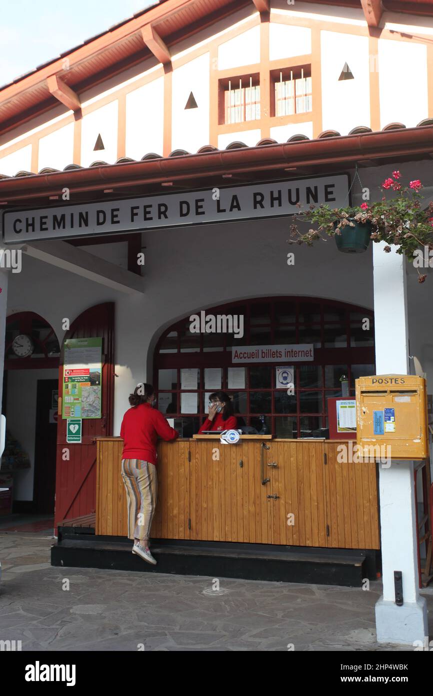 I turisti acquistano biglietti del treno alla stazione di la Rhune, Sare, Pays Basque, Pyrenees Atlantici, Francia Foto Stock