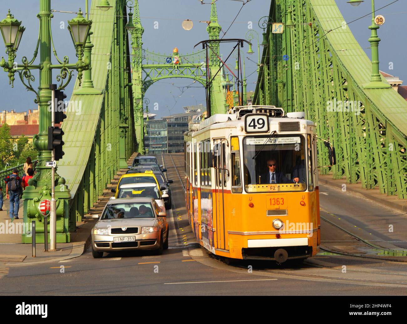 Tram sul ponte Freedom, Budapest, Ungheria Foto Stock