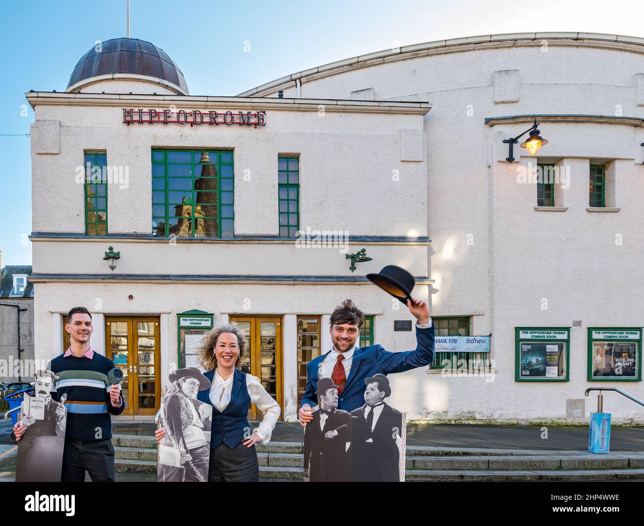 Lancio del Silent Film Festival con tagli in cartone di attori classici della commedia, HippFest Silent film festival a Hippodrome, Bo'ness, Scozia, Regno Unito Foto Stock