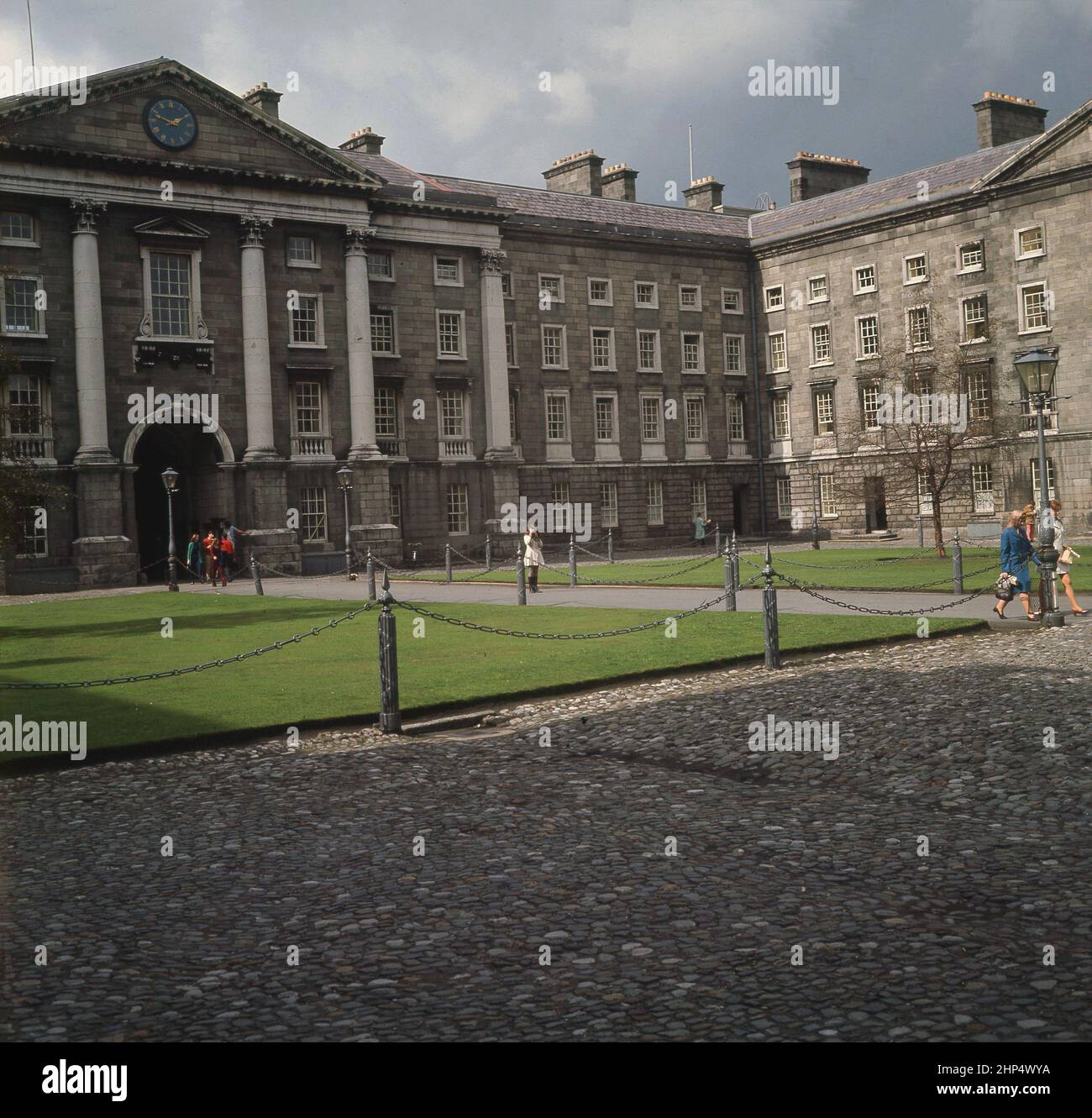 1960s, vista storica ed esterna dell'entrata interna e dei grandiosi edifici del Trinity College, Dubin, Irlanda. Il Trinity College è infatti, a differenza dei suoi famosi istituti scolastici, Cambridge e Oxford University, l'unico college dell'Università di Dublino. Un college d'élite, fondato dalla regina Elisabetta i nel 1592, è la più antica università irlandese sopravvissuta. Foto Stock