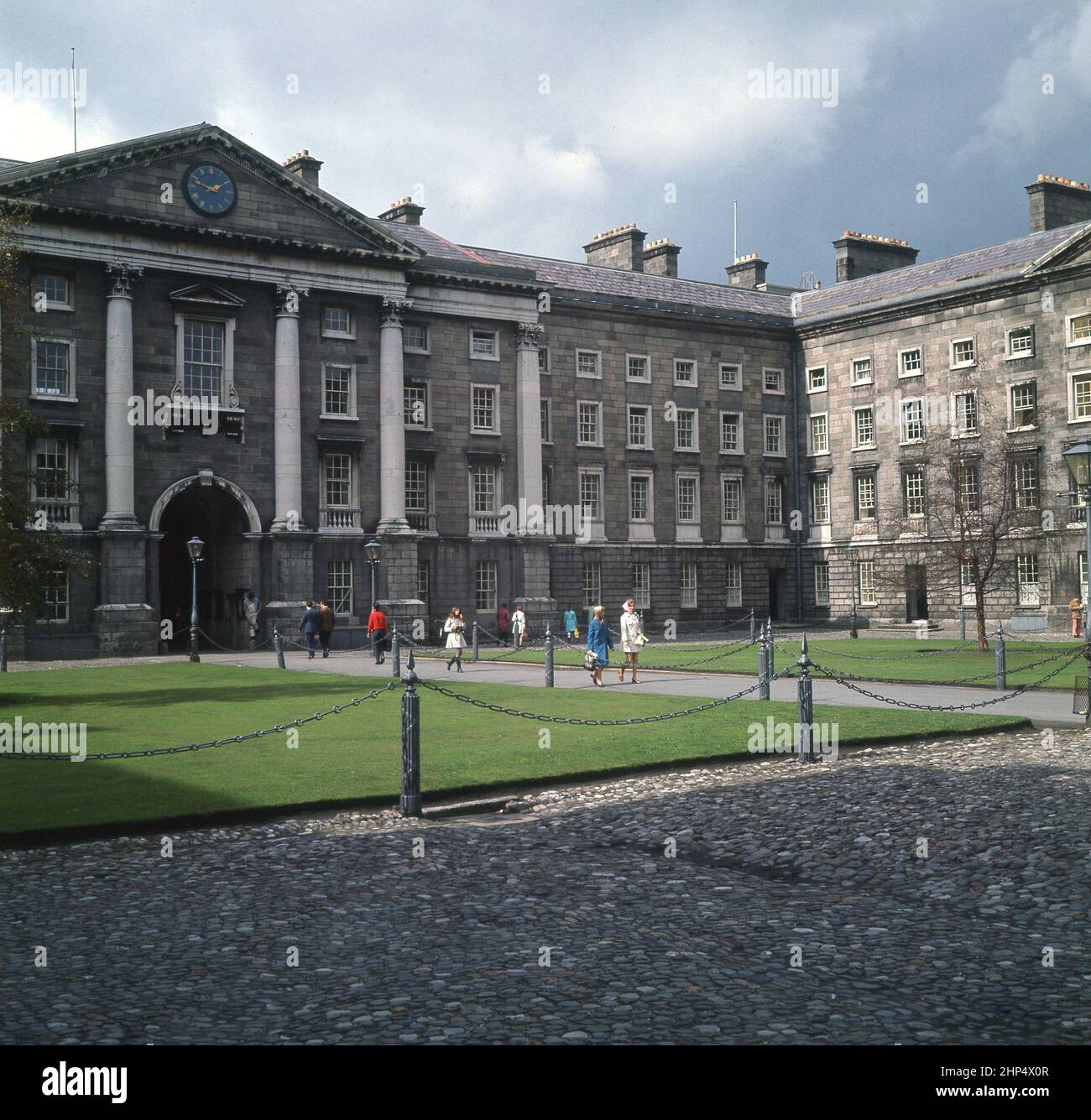 1960s, vista storica ed esterna dell'entrata interna e dei grandiosi edifici del Trinity College, Dubin, Irlanda. Il Trinity College è infatti, a differenza dei suoi famosi istituti scolastici, Cambridge e Oxford University, l'unico college dell'Università di Dublino. Un college d'élite, fondato dalla regina Elisabetta i nel 1592, è la più antica università irlandese sopravvissuta. Foto Stock