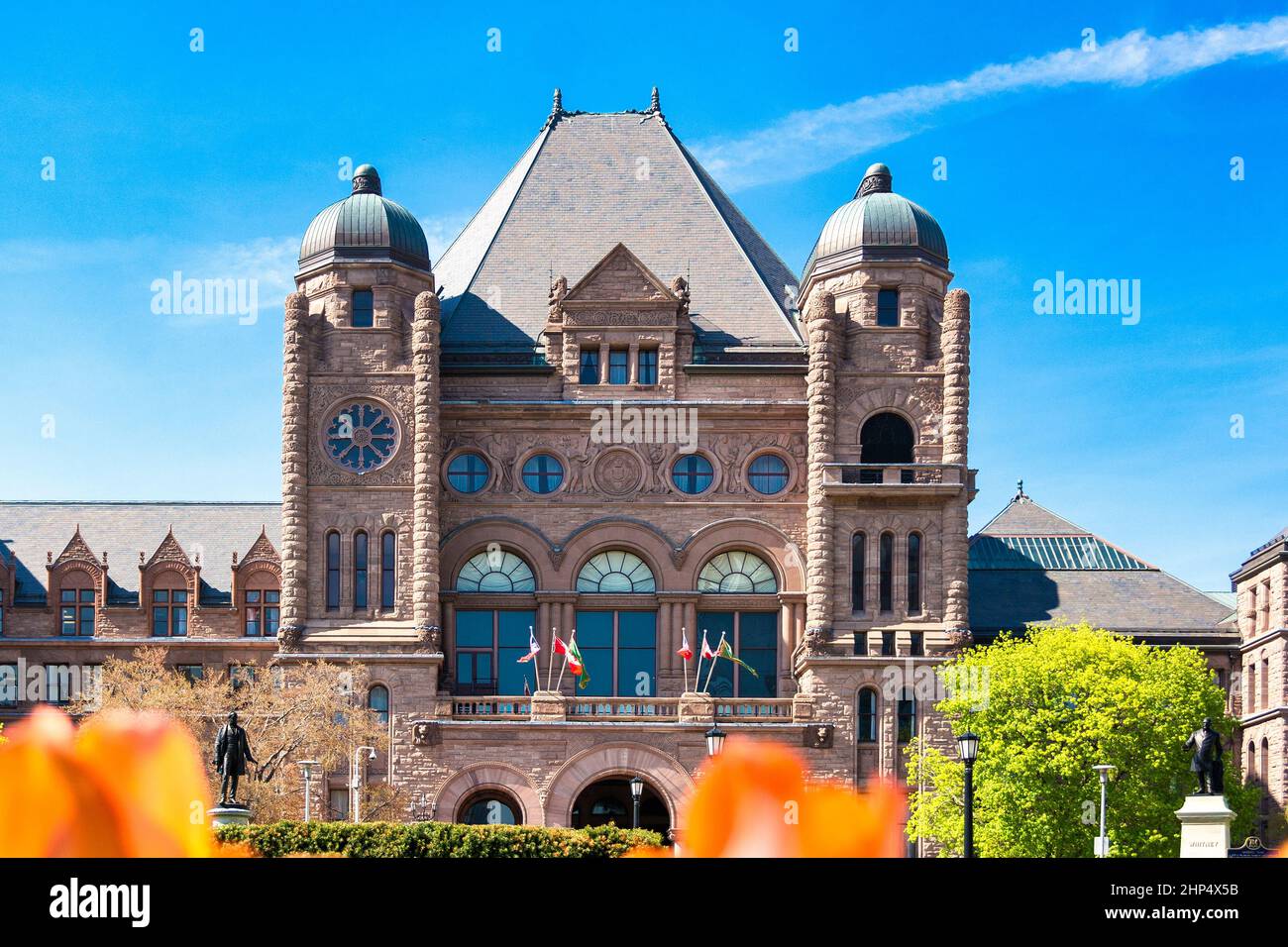 Edificio del Queen's Park e giardini di tulipani, Toronto, Canada Foto Stock