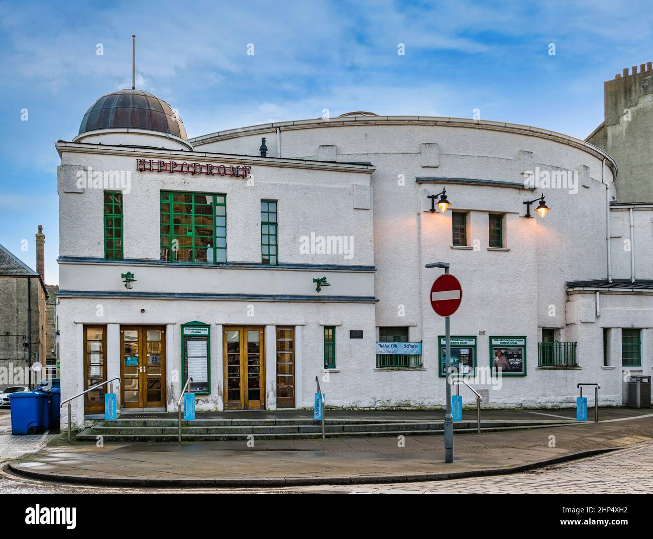 Vista esterna del vecchio edificio storico del 1912, il più antico cinema costruito appositamente della Scozia, l'ippodromo, Bo'ness, Scozia, Regno Unito Foto Stock