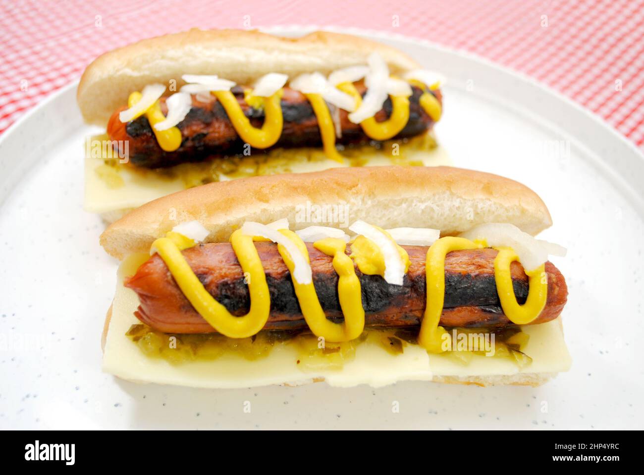 Hot Dogs con Onions, Relish e senape su un piatto Foto Stock