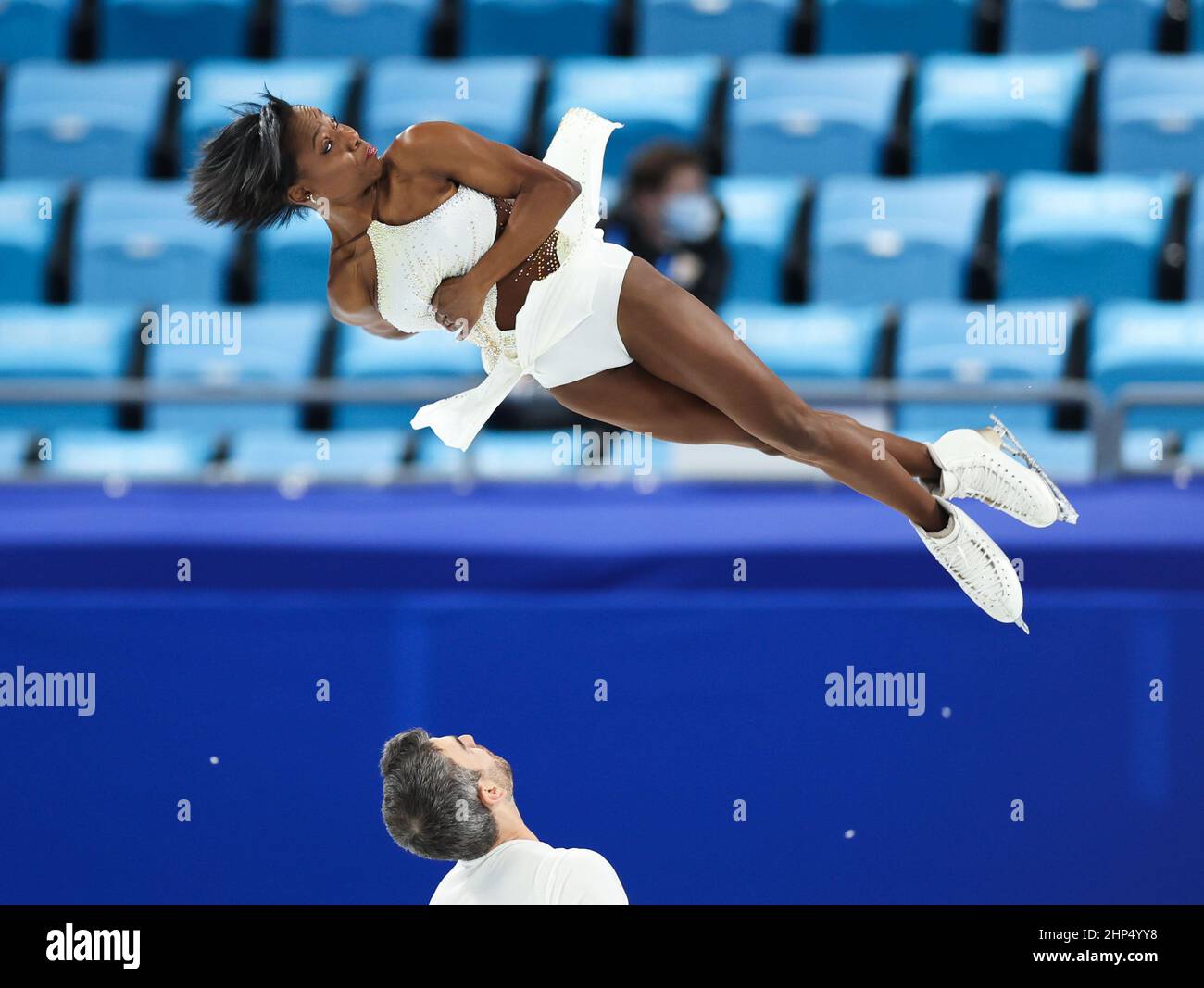Pechino, Cina. 18th Feb 2022. Vanessa James (TOP)/Eric Radford of Canada si esibiscono durante il programma di pattinaggio a figure paia presso il Capital Indoor Stadium di Pechino, capitale della Cina, 18 febbraio 2022. Credit: LAN Hongguang/Xinhua/Alamy Live News Foto Stock