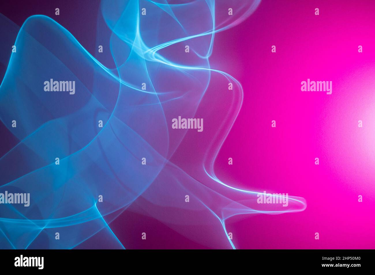 Linee LED astratte al neon su sfondo magenta. Sfondo fluorescente cyberpunk. Foto Stock