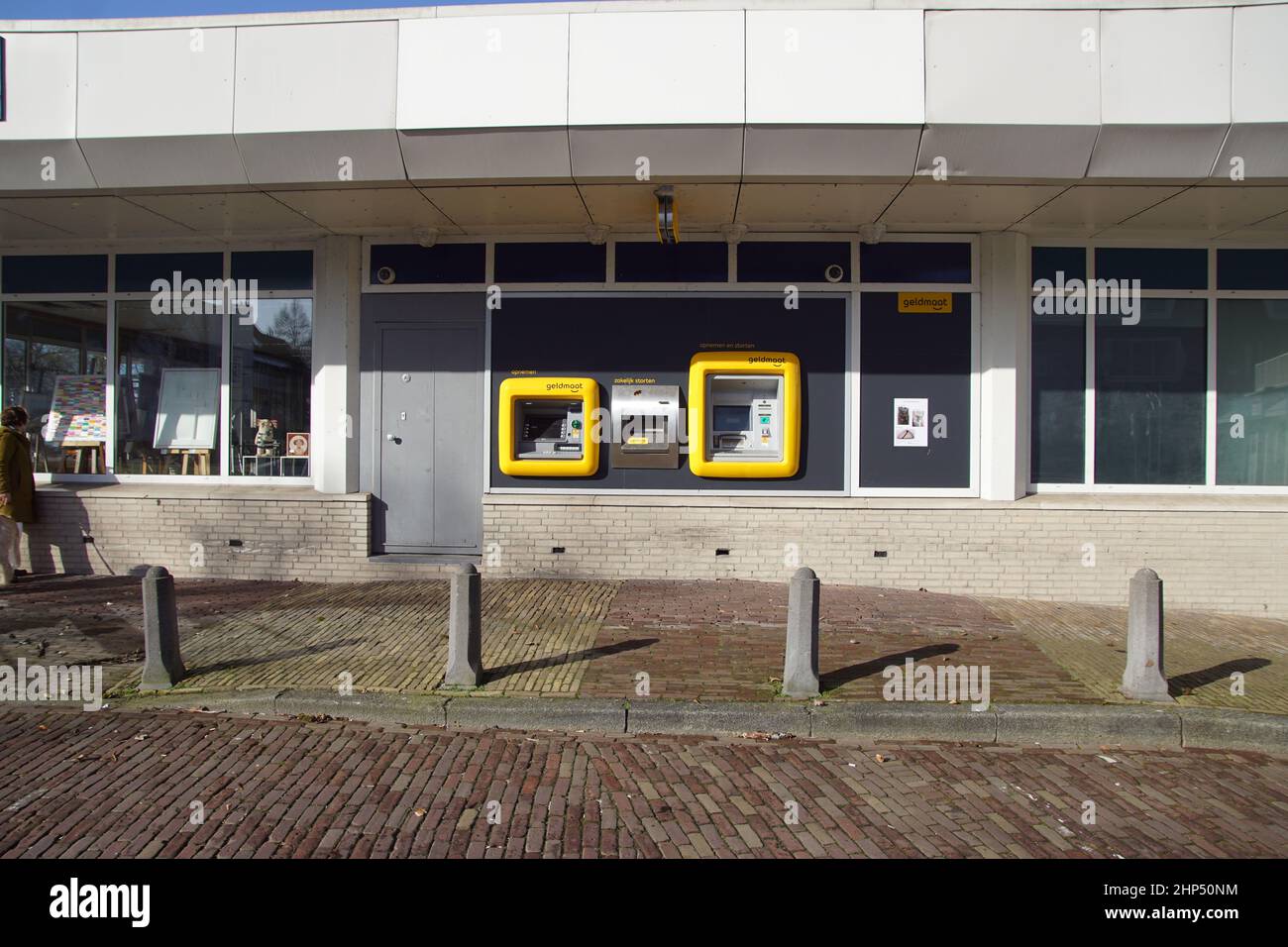 Cashpoint (bancomat, bancomat, bancomat) chiamato Geldmaat per tutte le banche olandesi (ABN AMRO, ING, Rabobank) con un bordo giallo nel villaggio Foto Stock