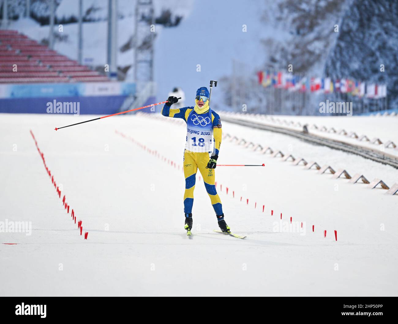 Zhangjiakou, la provincia cinese di Hebei. 18th Feb 2022. Martin Ponsiluoma di Svezia si avvicina al traguardo durante l'inizio di massa del biathlon maschile 15km di Pechino 2022 Olimpiadi invernali al National Biathlon Centre di Zhangjiakou, nella provincia di Hebei della Cina settentrionale, il 18 febbraio 2022. Credit: MU Yu/Xinhua/Alamy Live News Foto Stock