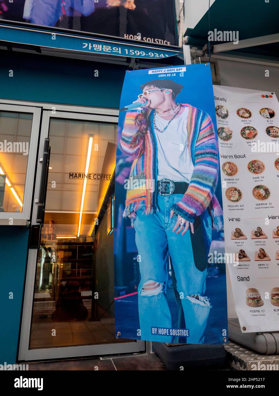 Membro BTS J-Hope, 16 feb 2022 : un caffè decorato per celebrare il 28th compleanno del membro BTS J-Hope a Seoul, Corea del Sud. L'idolo nato Jung ho-Seok, compie 28 anni il 18 febbraio 2022. Credit: Lee Jae-Won/AFLO/Alamy Live News Foto Stock