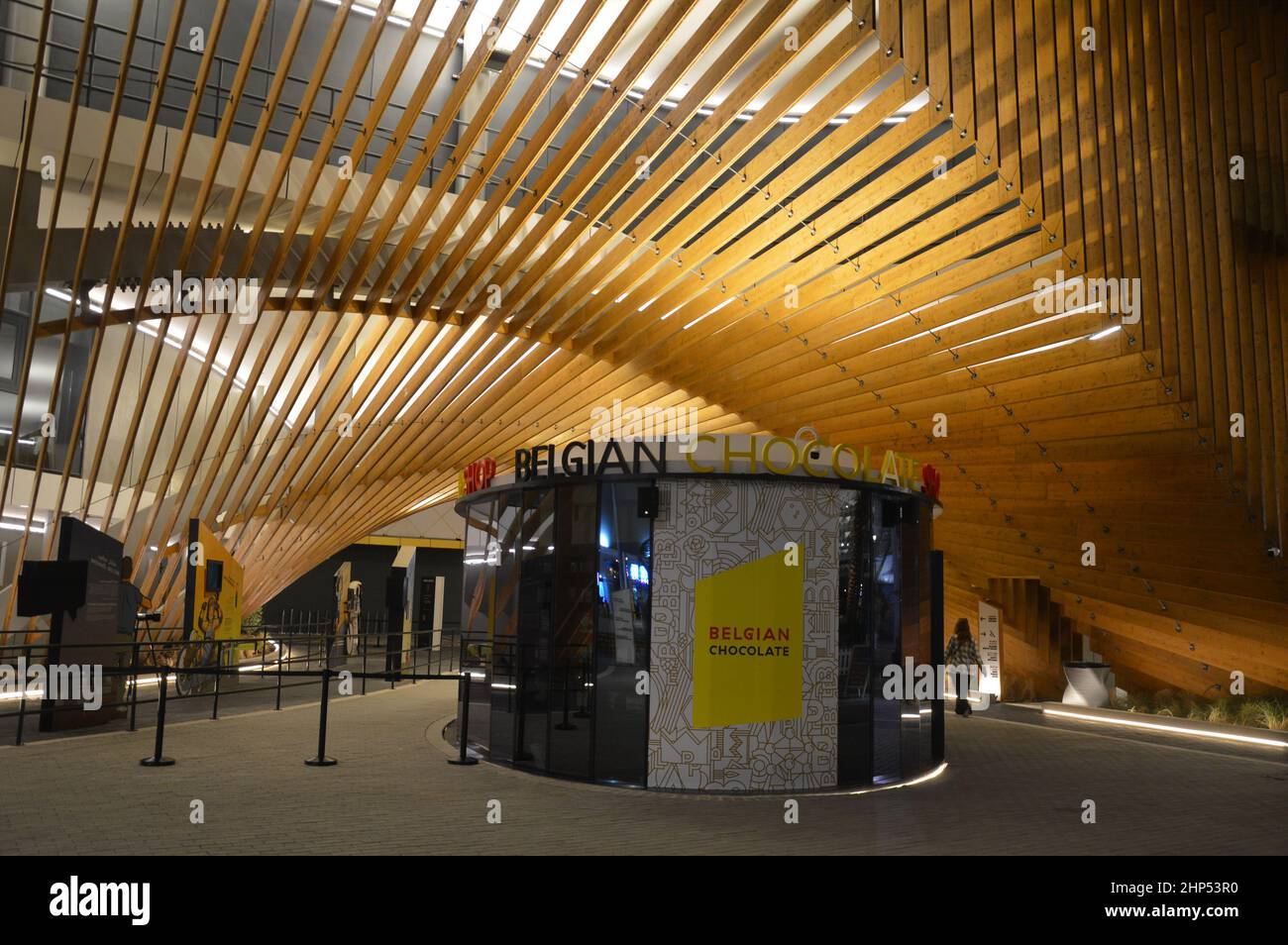 Il Padiglione del Belgio di notte all'Expo 2020 Dubai UAE - 30 gennaio 2022. Foto Stock