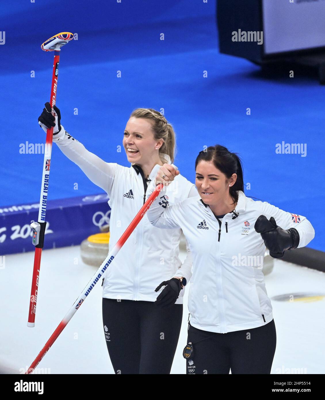 Pechino, Cina. 18th Feb 2022. Eve Muirhead (R) della Gran Bretagna compete durante la semifinale della donna curling delle Olimpiadi invernali di Pechino 2022 tra la Svezia e la Gran Bretagna al National Aquatics Center di Pechino, Cina, 18 febbraio 2022. Credit: Yuyuyuyuyuyuyuyuyuyuyuyuyuyuyuyuyuy Foto Stock
