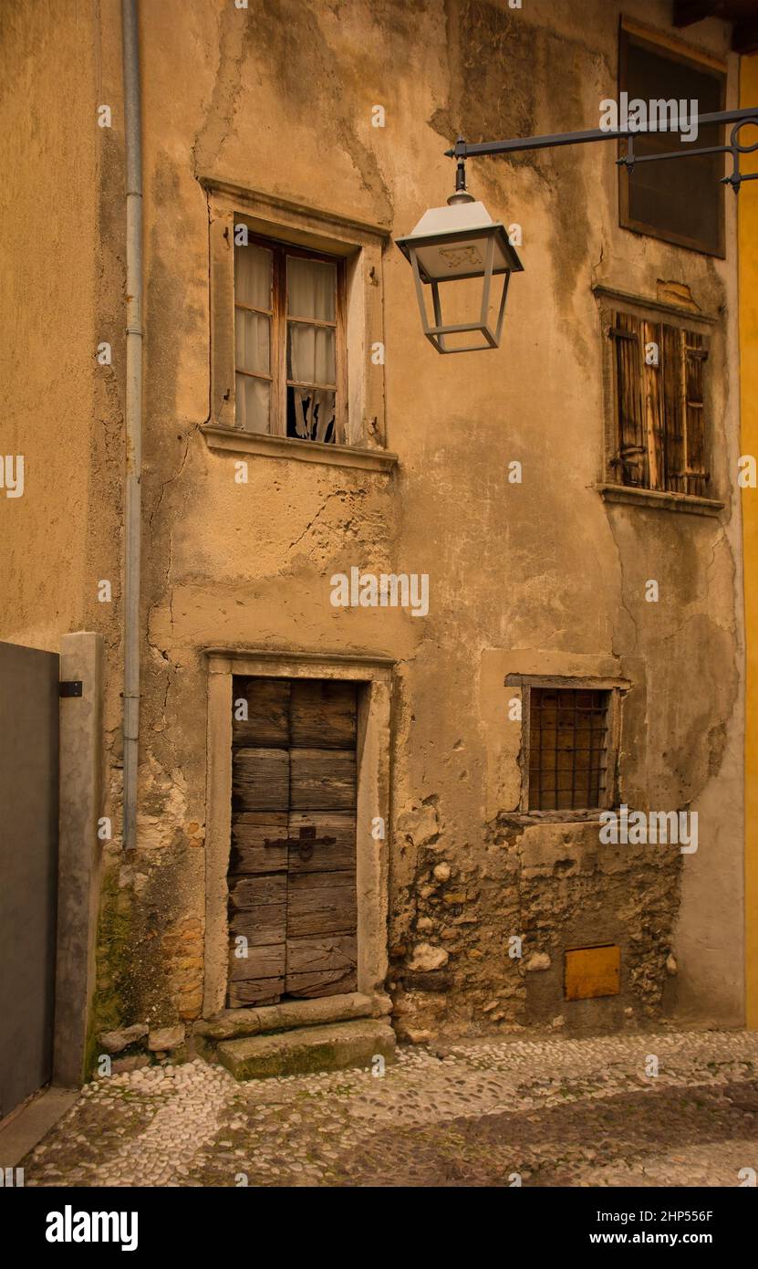 Una storica dimora nel piccolo paese di Malcesine, sulla sponda nord del lago di Garda, provincia di Verona, Veneto, nord-est, Italia Foto Stock