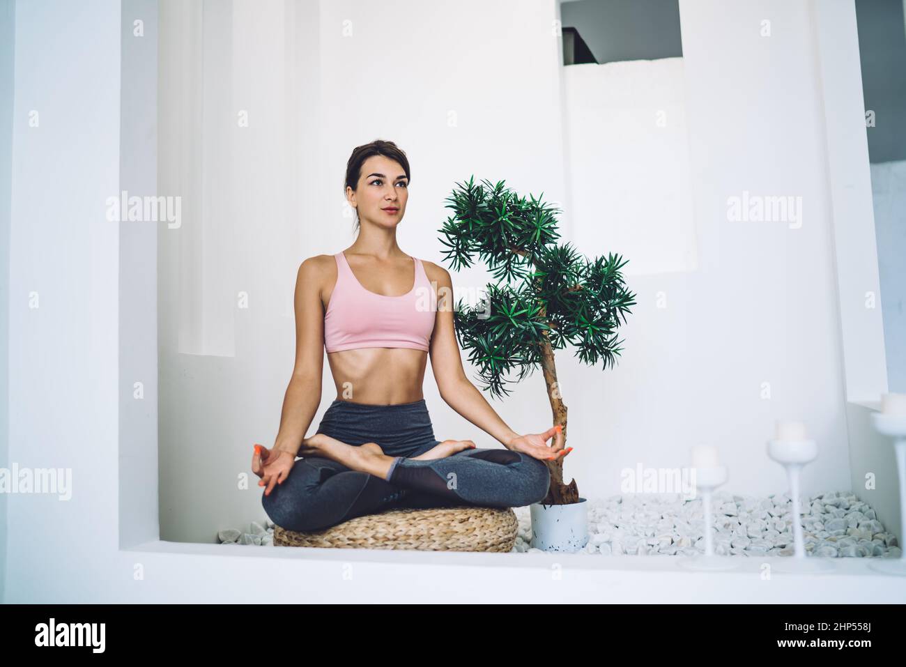 Giovane donna caucasica che si gode l'allenamento mattutino per meditare in asana e rilassarsi dalla routine quotidiana Foto Stock