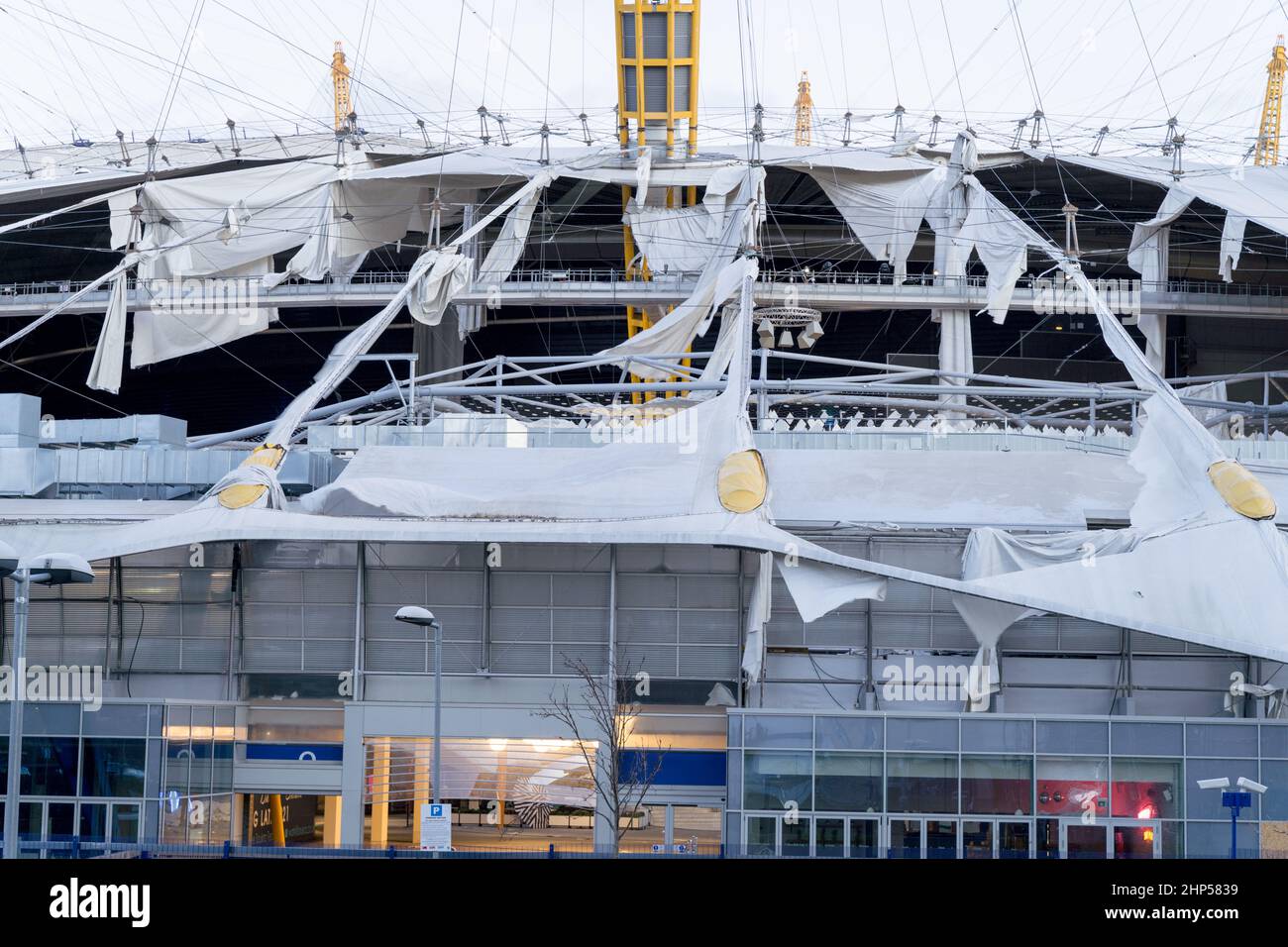 Londra, Regno Unito. 18th febbraio 2022. Meteo Regno Unito. Storm Eunice ha colpito Londra duramente oggi, l'iconico tetto della London's O2 Arena è stato parzialmente lacerato e lasciato gravemente danneggiato dai venti alti, fino a 122mph registrato in Inghilterra da Met Office, realizzato da Storm Eunice oggi. Credit: Xiu Bao/Alamy Live News Foto Stock