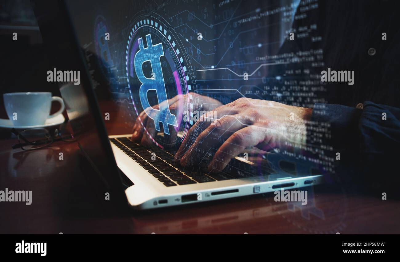 Bitcoin blockchain cripto valuta e moneta digitale simbolo e uomo digitando tastiera computer. Portatile con le mani. Rete, tecnologia informatica e backgroun Foto Stock