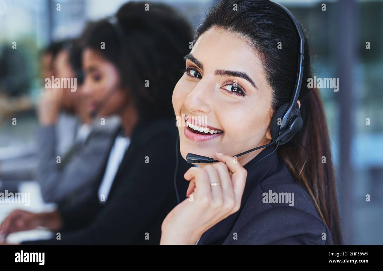 Potrei solo avere tutte le risposte di cui avete bisogno. Ritratto di una giovane donna che lavora in un call center. Foto Stock