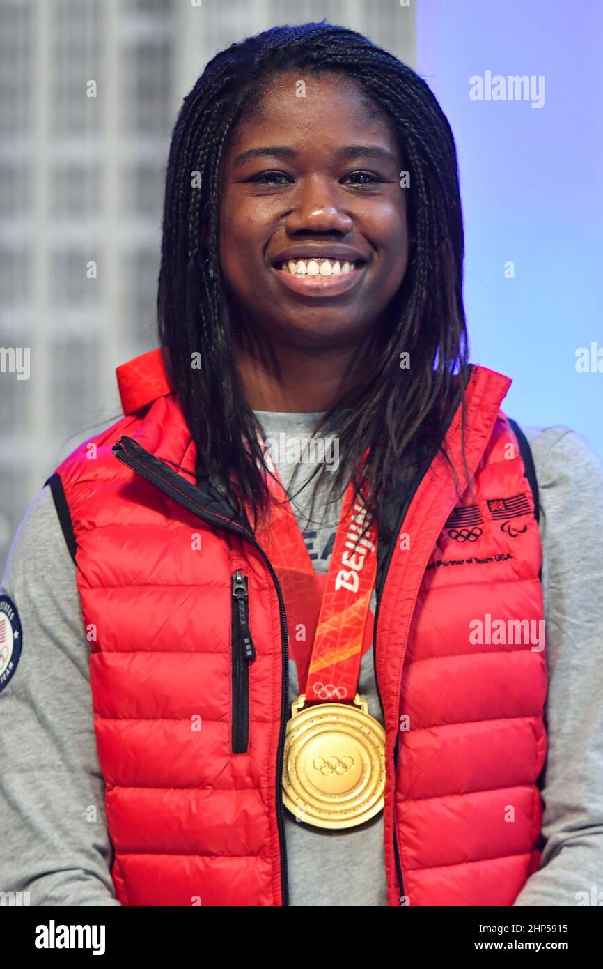 Il Velista vincitore della medaglia d'oro olimpica Erin Jackson visita l'Empire state Building, New York, USA - 18 Feb 2022 Foto Stock