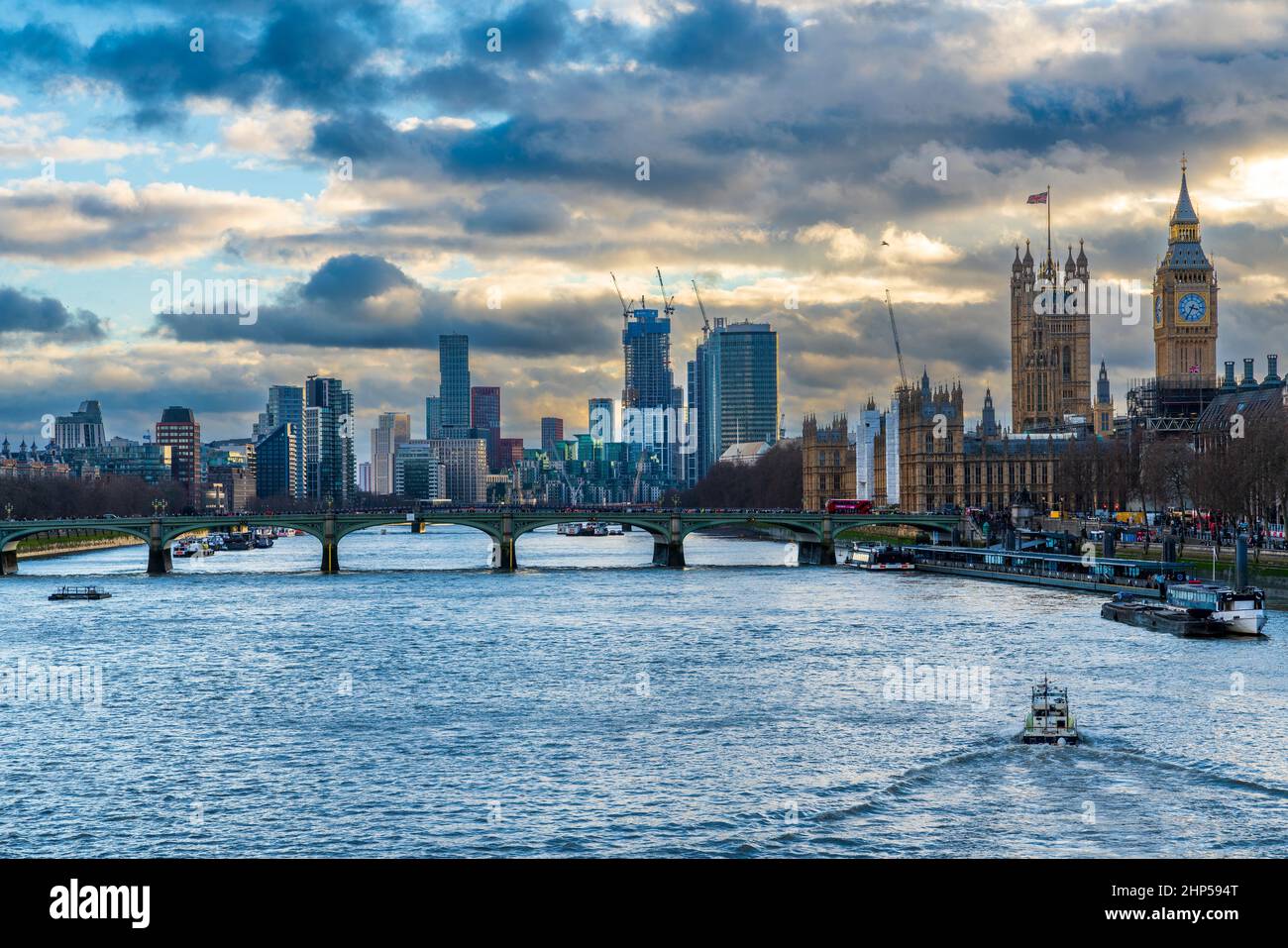 Westminster Bridge and Houses of Parliament visto da Jubilee Bridge, London Borough of Lambethseen, Regno Unito, Europa. Foto Stock