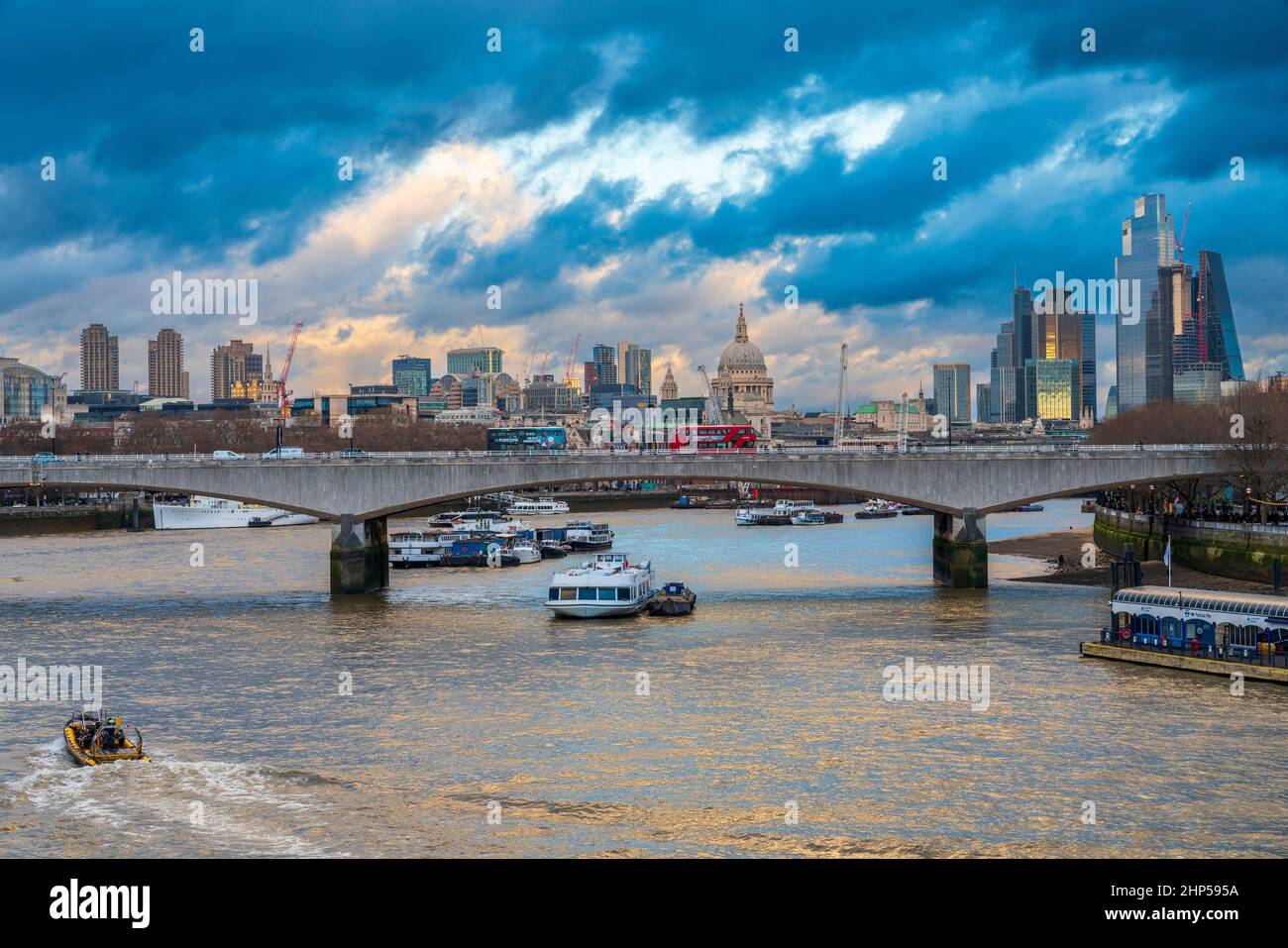 Waterloo Bridge visto da Jubilee Bridge, London Borough of Lambeth, Regno Unito, Europa. Foto Stock