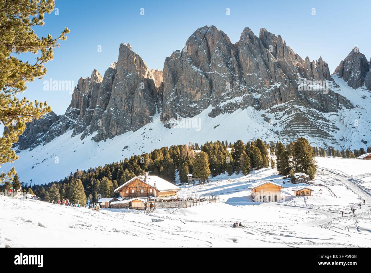 La catena montuosa delle Odle che separa la valle di Funes dalla Val Gardena prende dal rifugio Gaisler con la bandiera dell'Alto Adige, le Alpi italiane, le Dolomiti Foto Stock