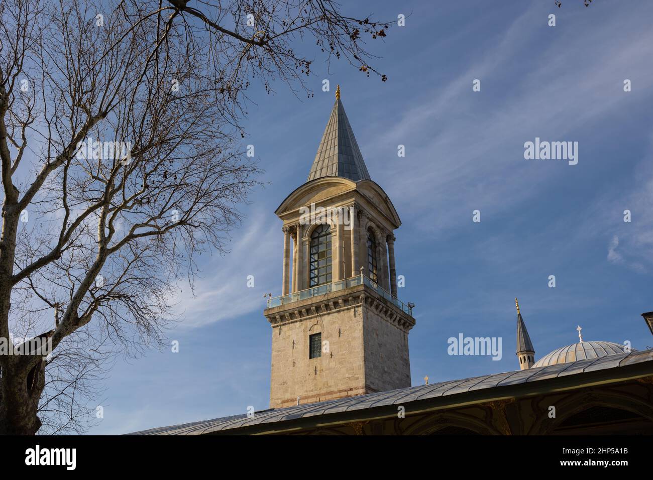 Palazzo Topkapi. La Torre della Giustizia o Adalet Kulesi nel Palazzo Topkapi. Punti di riferimento di Istanbul. Viaggio in Turchia foto di sfondo. Foto Stock