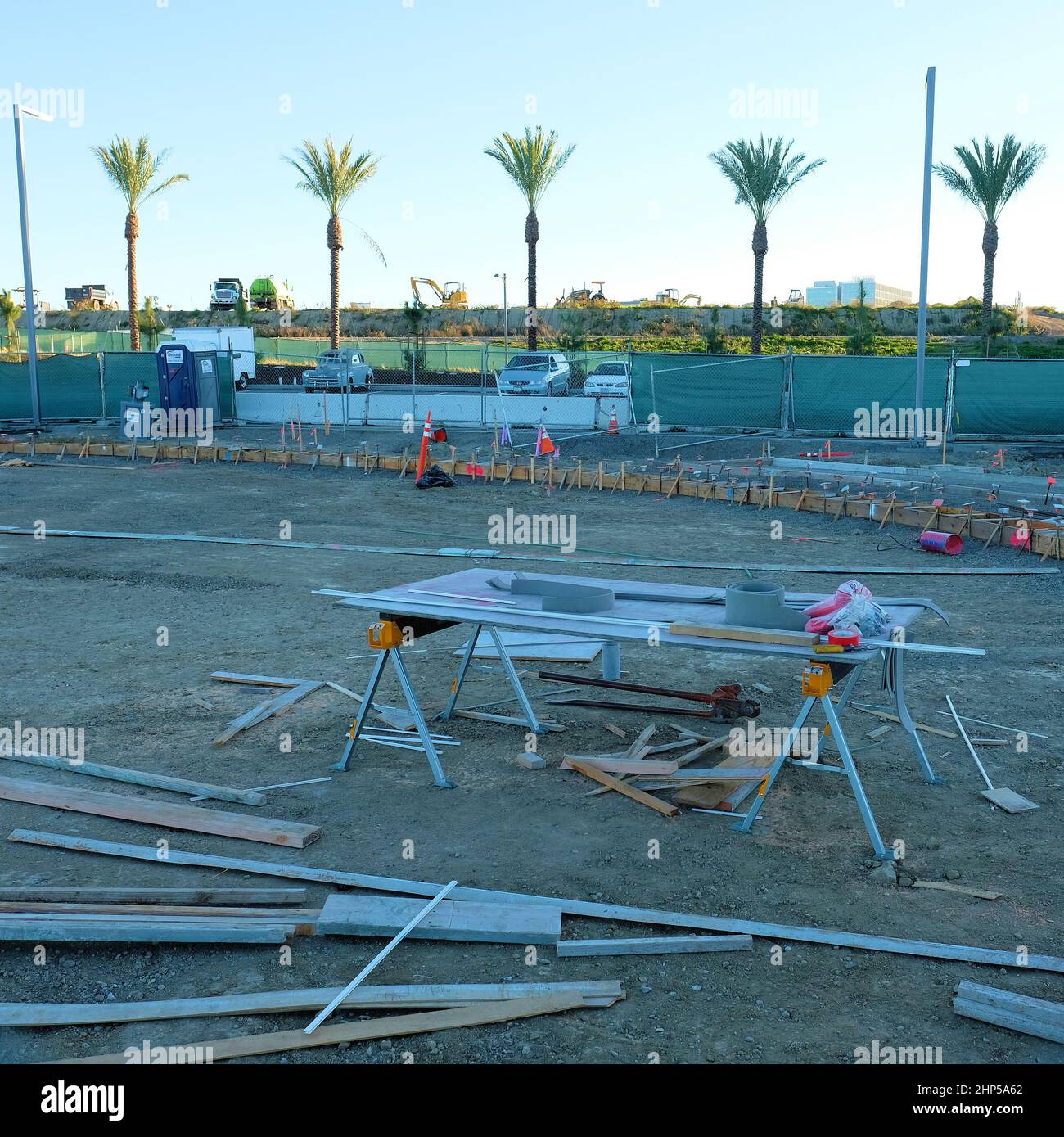 Cantiere di costruzione di costruzione; tavola, cavallo, legno, acciaio, Ribar taglierina per posare fondazione marciapiede; Oyster Point Marina & Park, South San Francisco, CA Foto Stock