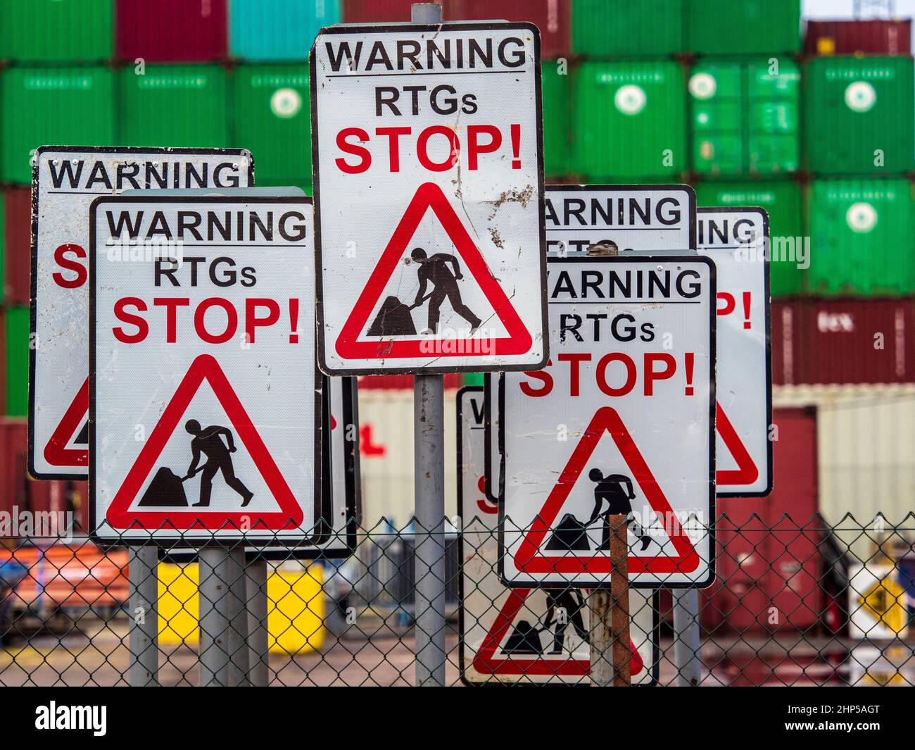 Port Automation - avvertimento firmato alla porta Felixstowe segnalazione gru a gantry telecomandate in funzione. Gru a gantry RTG telecomandate. Foto Stock