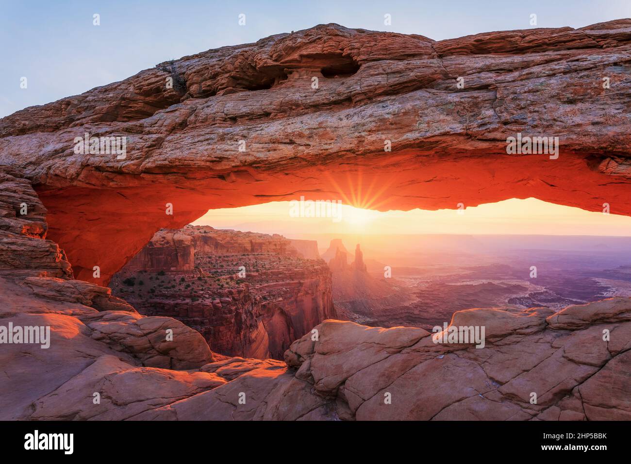 Alba al Mesa Arch Canyonlands National Park, Utah, USA Foto Stock