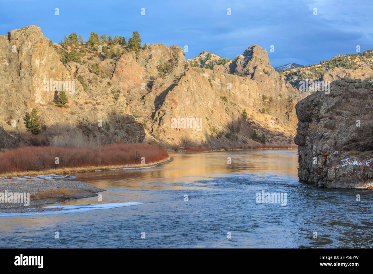 fiume missouri che scorre attraverso le scogliere ignee in inverno vicino a dearborn, montana Foto Stock