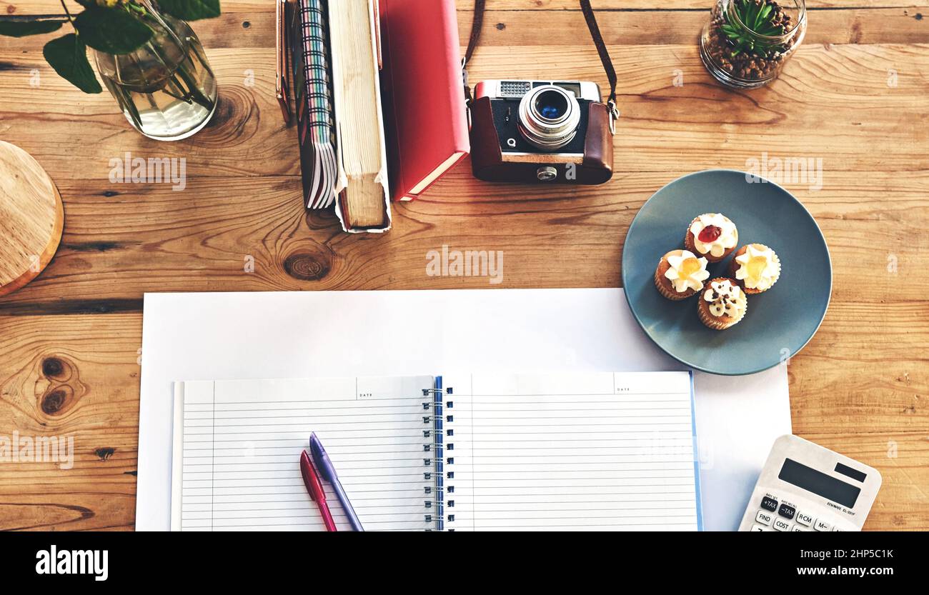Tempo di creazione. Scatto ad alta angolazione di una workstation creativa. Foto Stock