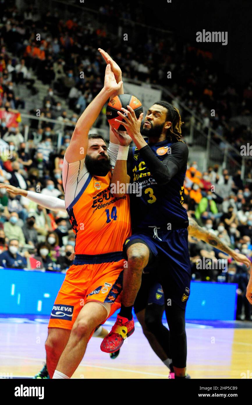 Granada, Spagna. 18th Feb 2022. 18th febbraio 2022; Palazzo Municipale di Deportes; Granada; Andalusia; Spagna; Liga Endesa ACB; Quarti di finale; Copa del Rey; Valencia Basket vs UCAM Murcia; Bojan Dubljevic (Valencia) e James Webb III (murcia) 900/Cordon Press Credit: CORDON PRESS/Alamy Live News Foto Stock