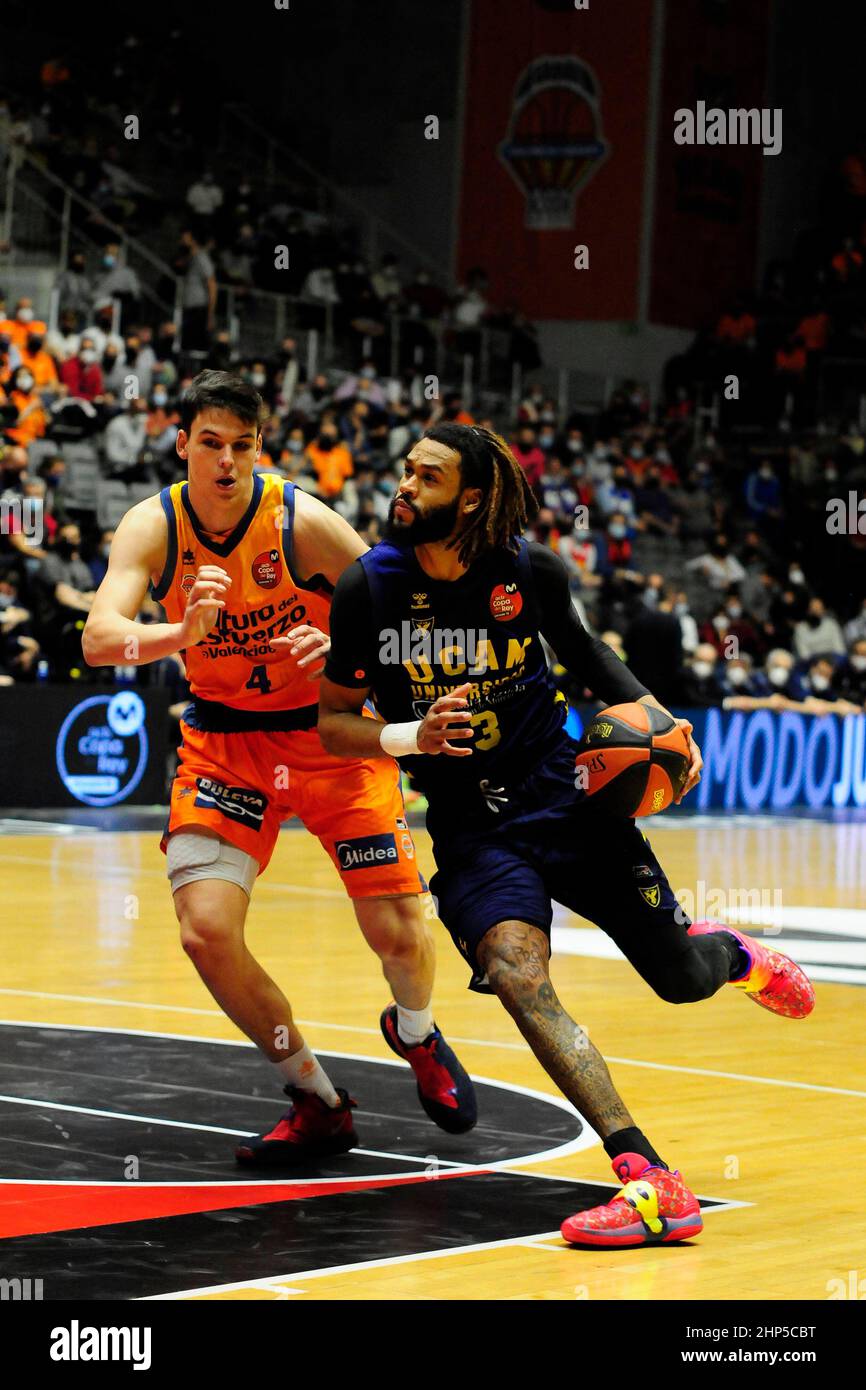 Granada, Spagna. 18th Feb 2022. 18th febbraio 2022; Palazzo Municipale di Deportes; Granada; Andalusia; Spagna; Liga Endesa ACB; Quarti di finale; Copa del Rey; Valencia Basket vs UCAM Murcia; James Webb III (Murcia) e Jaime Pradilla (Valencia) 900/Cordon Press Credit: CORDON PRESS/Alamy Live News Foto Stock