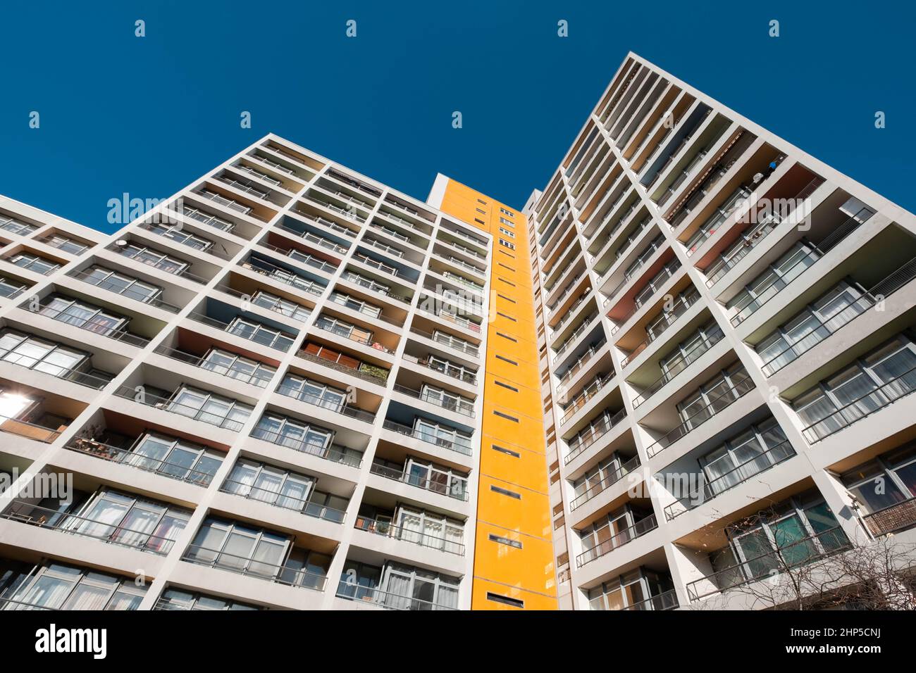 alto edificio ad appartamenti con facciata, vista ad angolo basso della proprietà Foto Stock