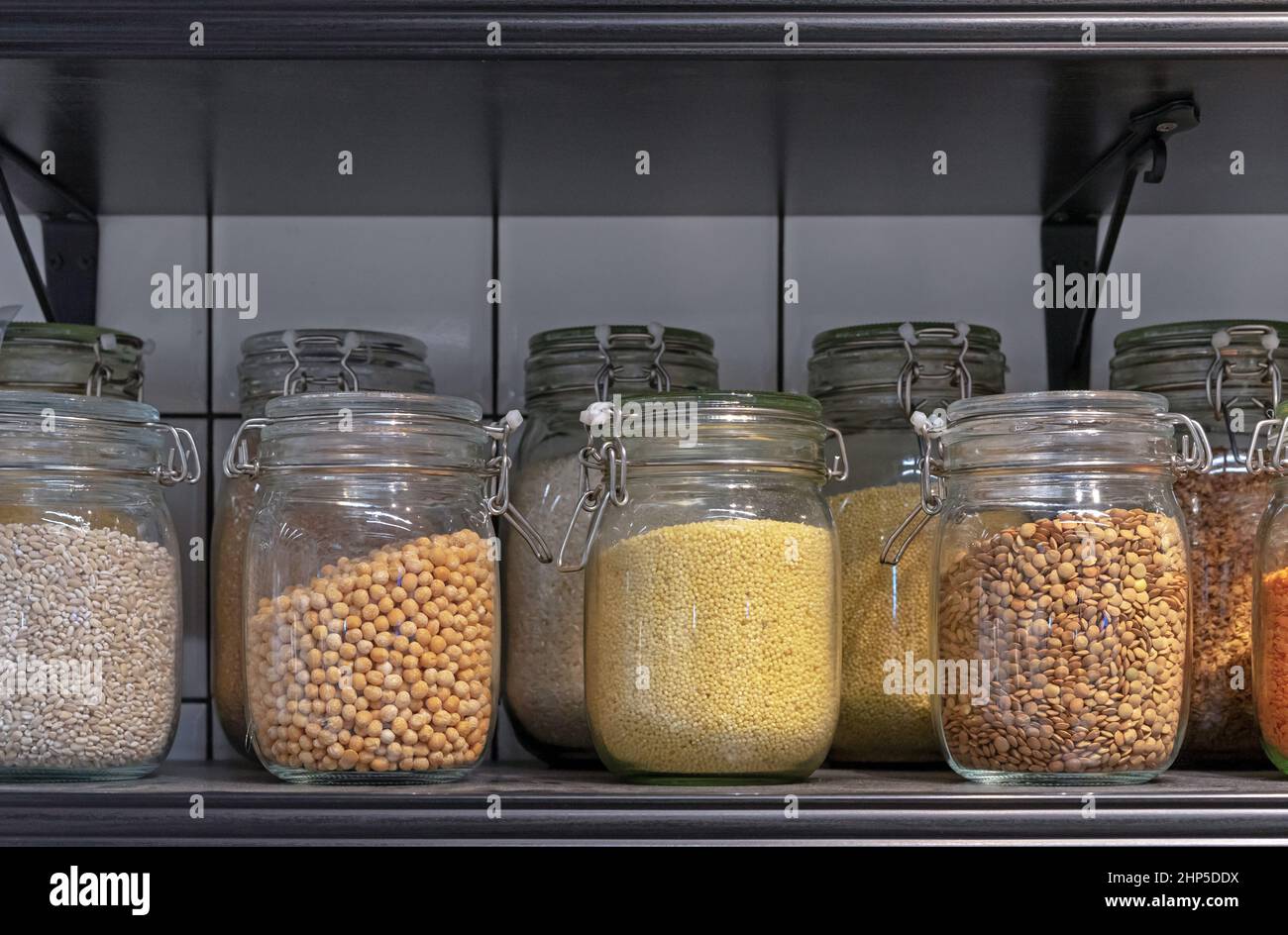 Vasetti di vetro con vari cereali e cereali. Concetto di conservazione degli alimenti . Foto Stock