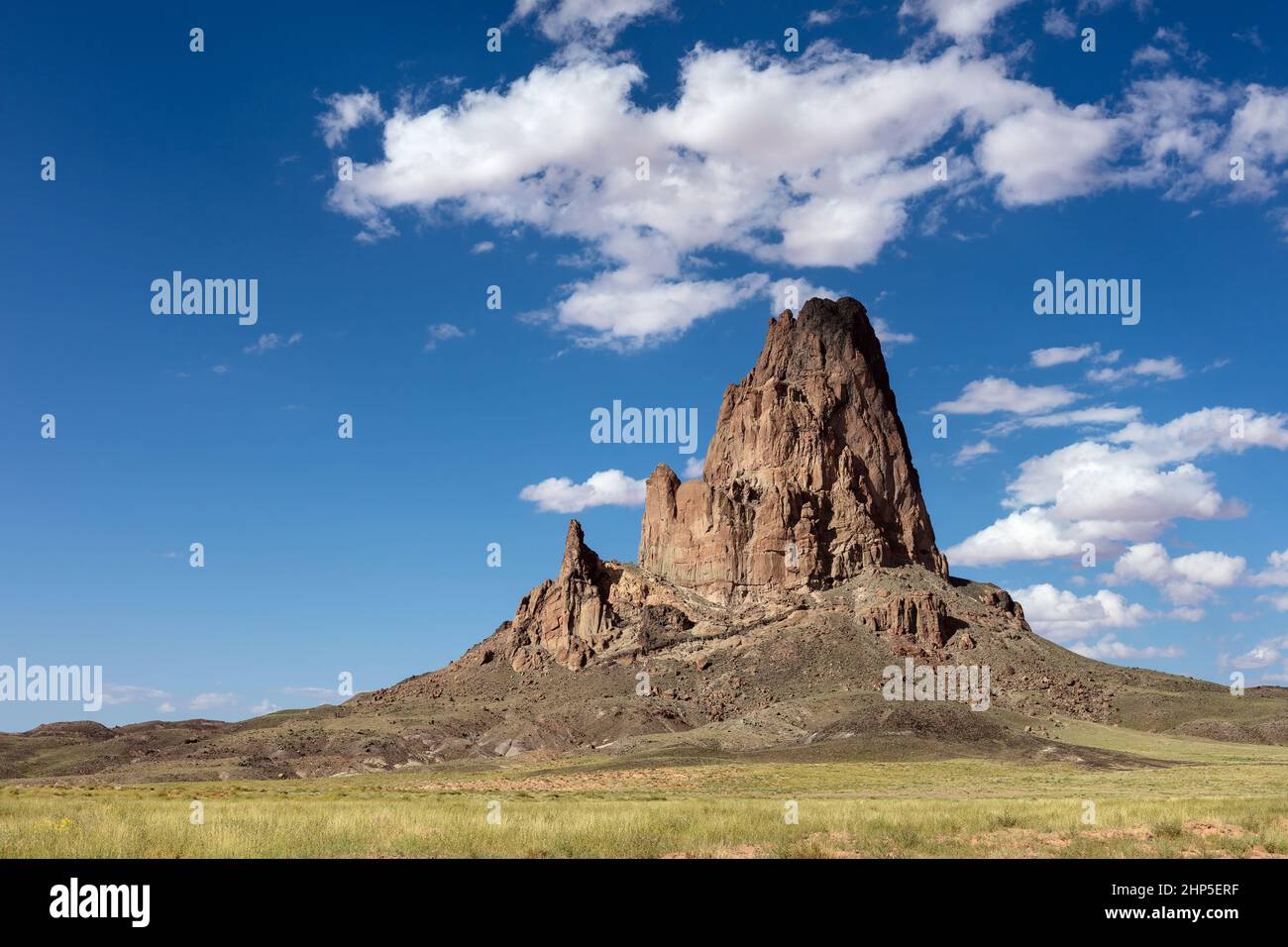 Monument Valley sud-ovest deserto paesaggio e spina vulcanica (Agathla Peak) con cielo blu in Arizona Foto Stock