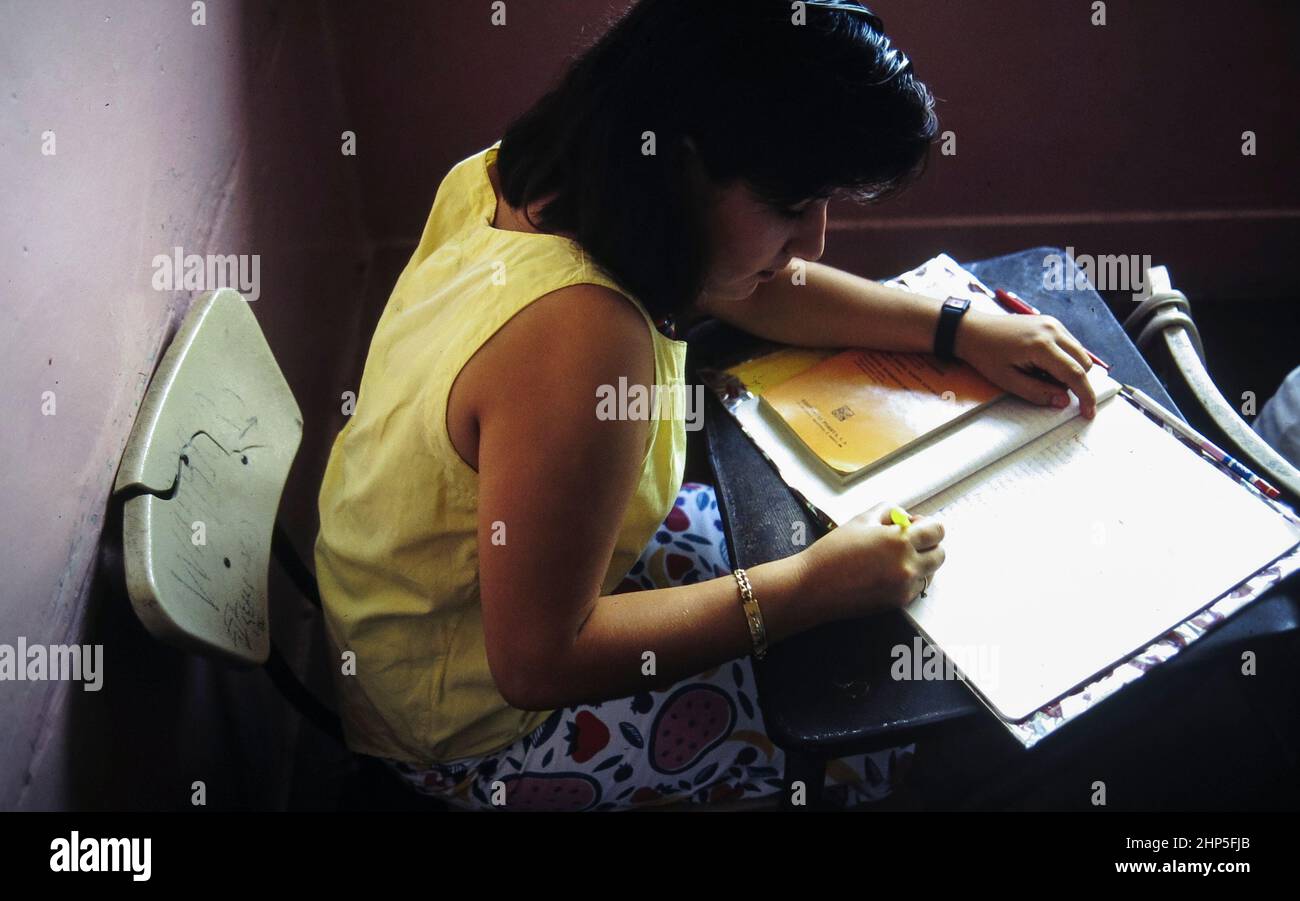 Nuevo Laredo Tamaulipas Messico, 1992: Studentessa di scuola preparatoria femminile scrive nel suo quaderno durante la lezione. ©Bob Daemmrich Foto Stock