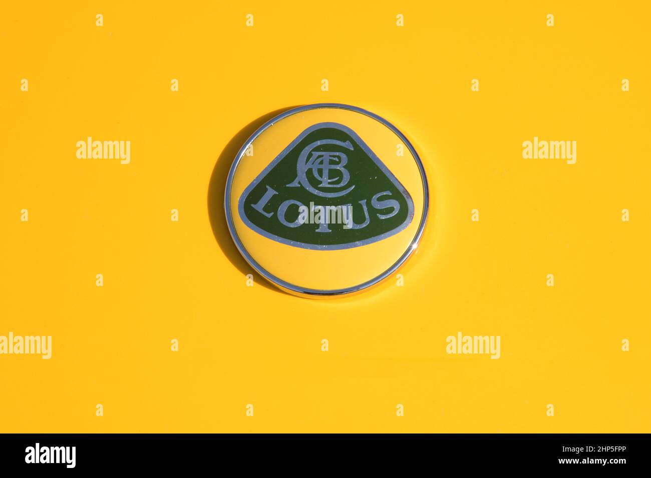 SETTEMBRE 2021 - MELUN - FRANCIA: Vista sul logo lotus che è un marchio famoso di auto Foto Stock